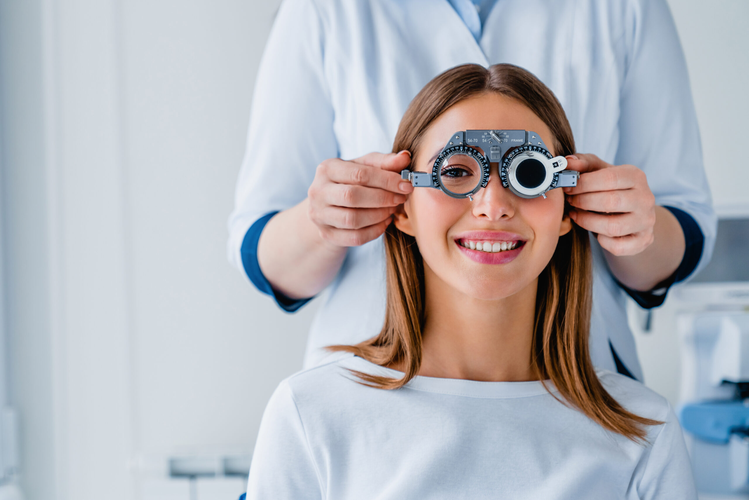 Patientin bekommt eine Messbrille vom Augenarzt aufgesetzt